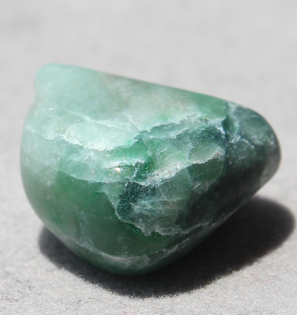 ［一部ロウカン質］糸魚川翡翠 原石 3.4g