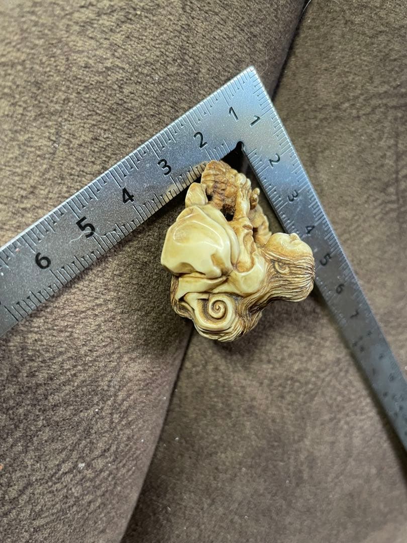 ⚫️アリーヒローズ さま専用⚫️ 根付 嫗（老女） 牙 骨 『光俊』銘有り