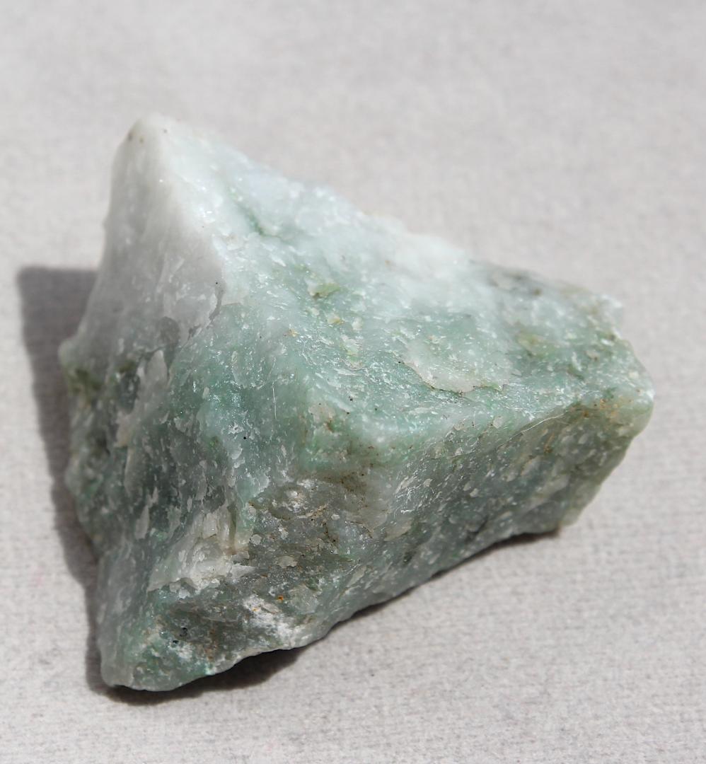 ［透過スカスカのガラス質］糸魚川翡翠 原石 43.5g