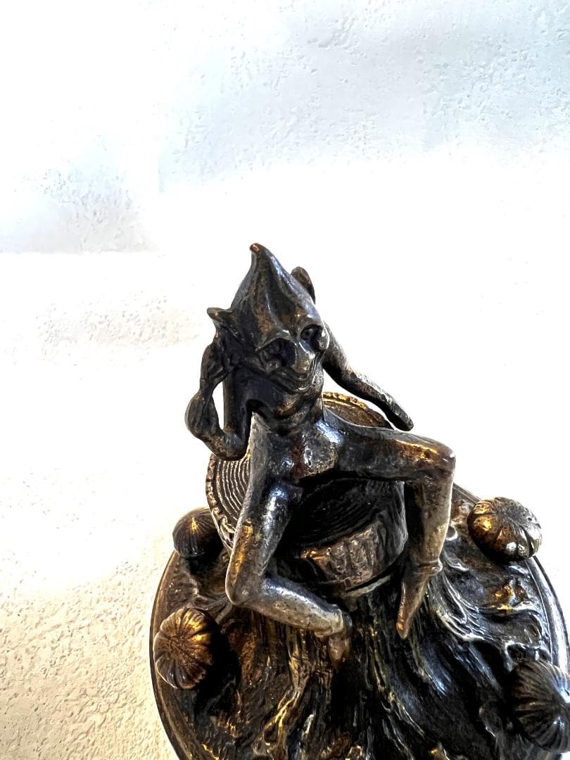 インク壺　ブロンズ製　木株の上に座るデビル