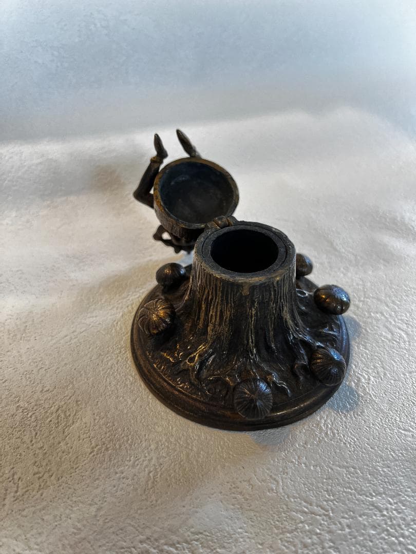 インク壺　ブロンズ製　木株の上に座るデビル