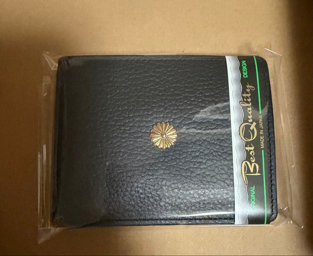 黒 新品未開封 菊紋付き2つ折り財布 牛革型押し 皇居 菊紋 日本製 皇居
