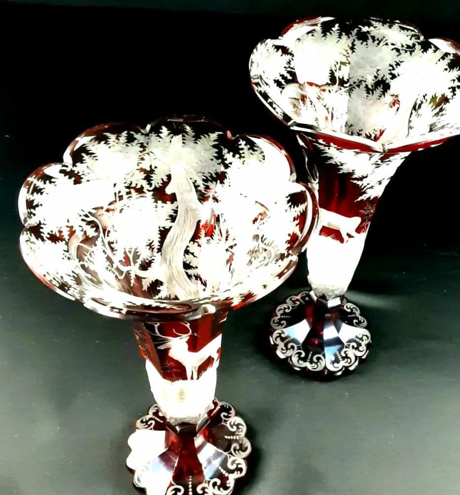 Y957 ボヘミアガラス グラヴィール 赤被せガラス 鹿と風景文花瓶 一対