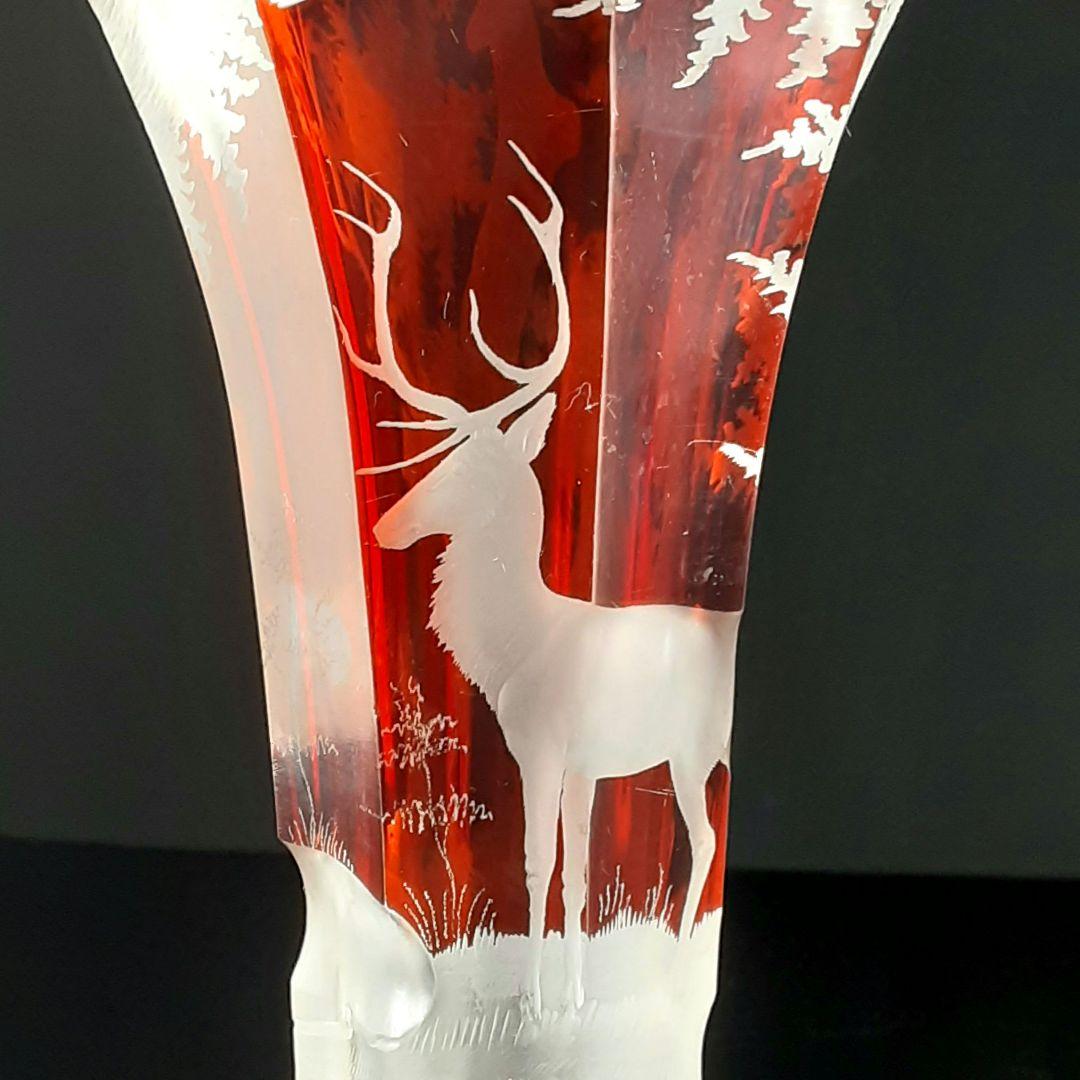 Y957 ボヘミアガラス グラヴィール 赤被せガラス 鹿と風景文花瓶 一対