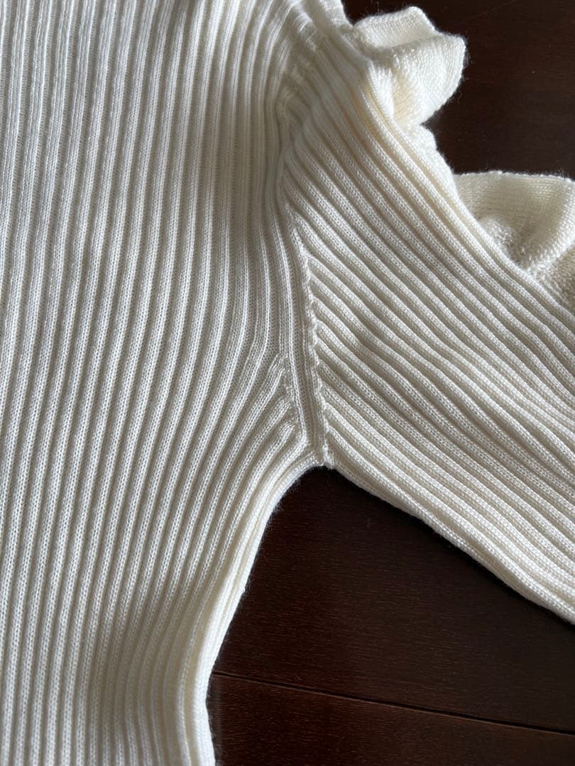 Cygne シーニュ 袖フリルタートルニット lily ホワイト - メルカリ