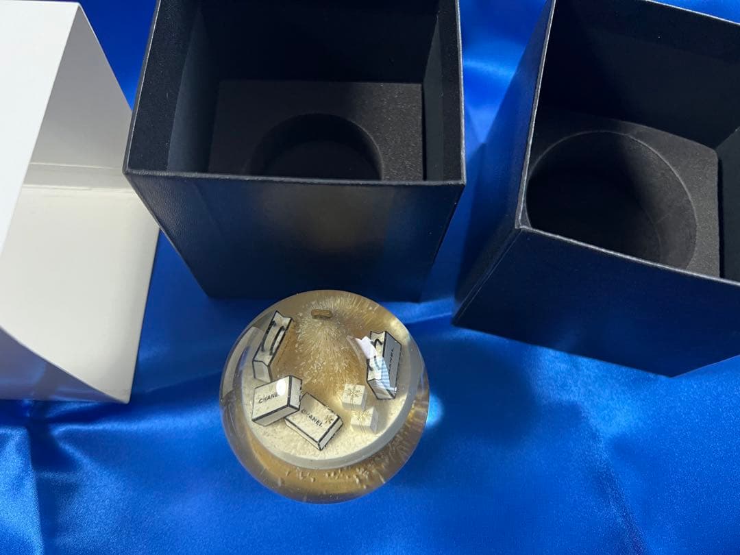 スノードーム　２点　シャネルとロクシタン　インテリアノベルティ