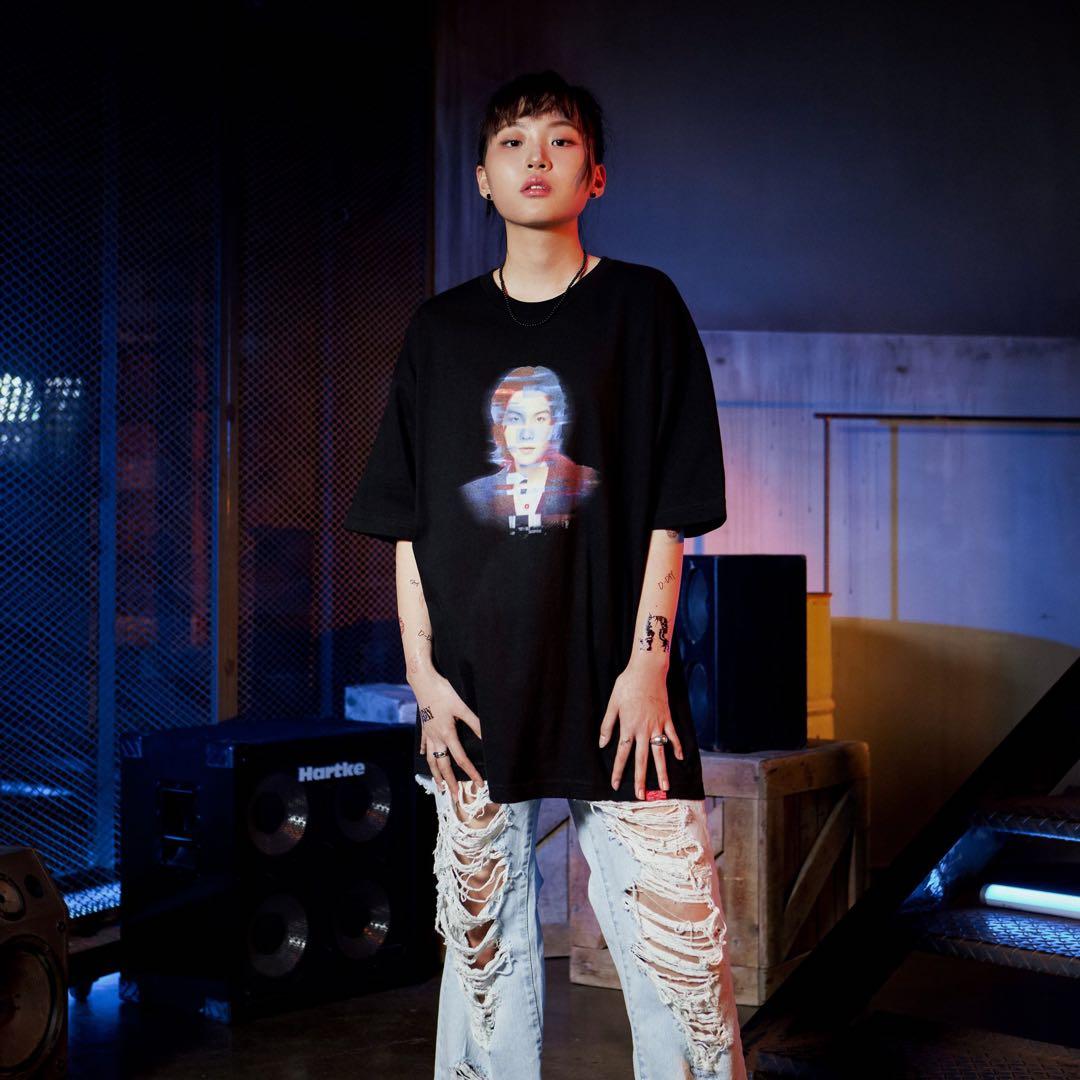 新品未使用 SUGA agust D D-DAY 顔Tシャツ L US限定 - メルカリ