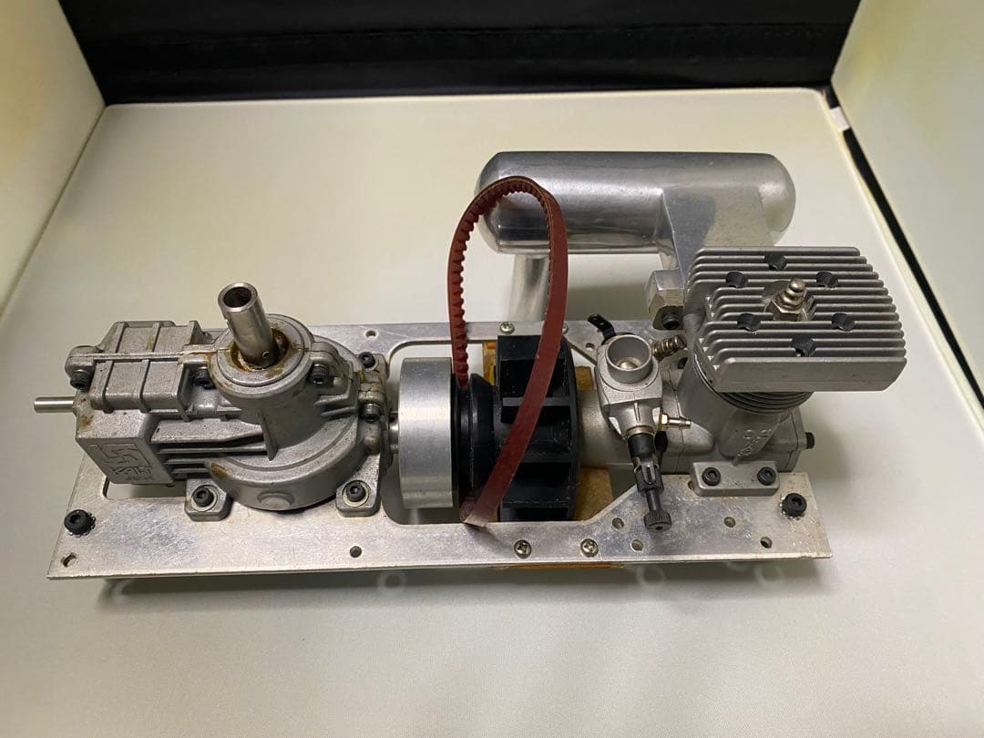 osmax45エンジン マフラー　ギアボックス付き