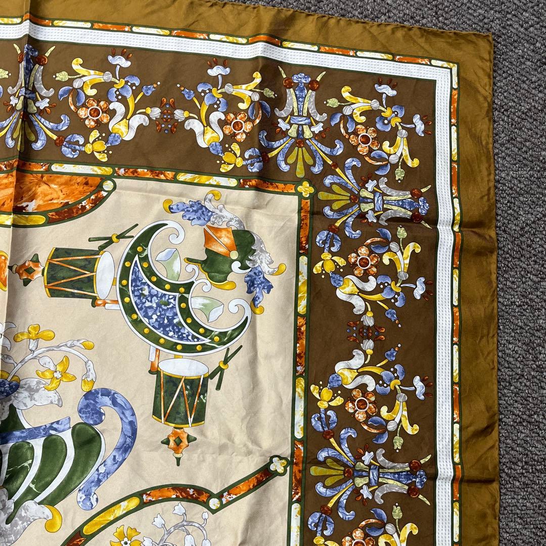 LOEWE シルクスカーフ 花と器のデザイン - メルカリ