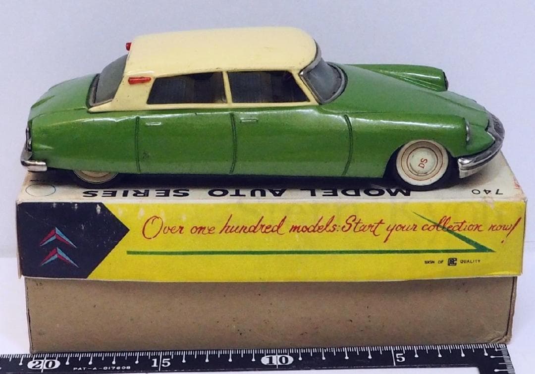 萬代屋【 シトロエンDS19黄緑】ブリキ tin toy car【箱はコピー