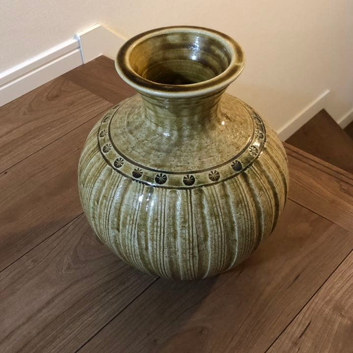 究極の美◼️蔵からかなり美しい大きな壺、壷が出てきました。花道具