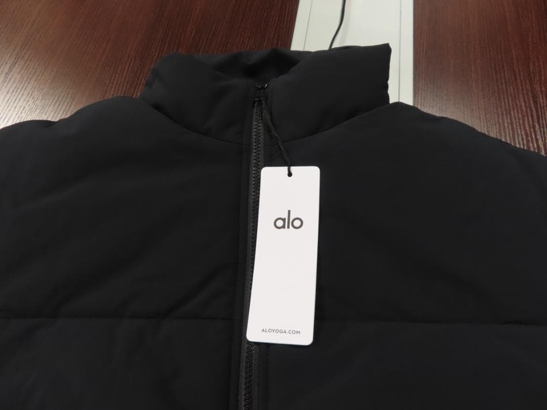 新品 アローヨガ Alo yogaストレッチウーブンストリートパファー