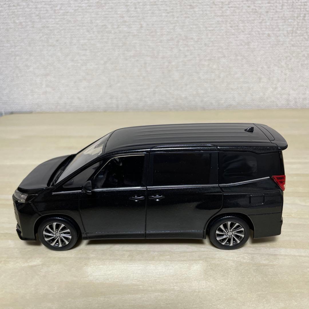 トヨタ ノア グリッターブラックガラスフレークカラーサンプル 色見本