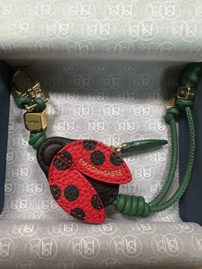 MAISONdeSABRE ガーデンバグチャーム The SABRÉMOJI™ Garden Bug Charm - Bumblebee – MAISON de SABRÉ