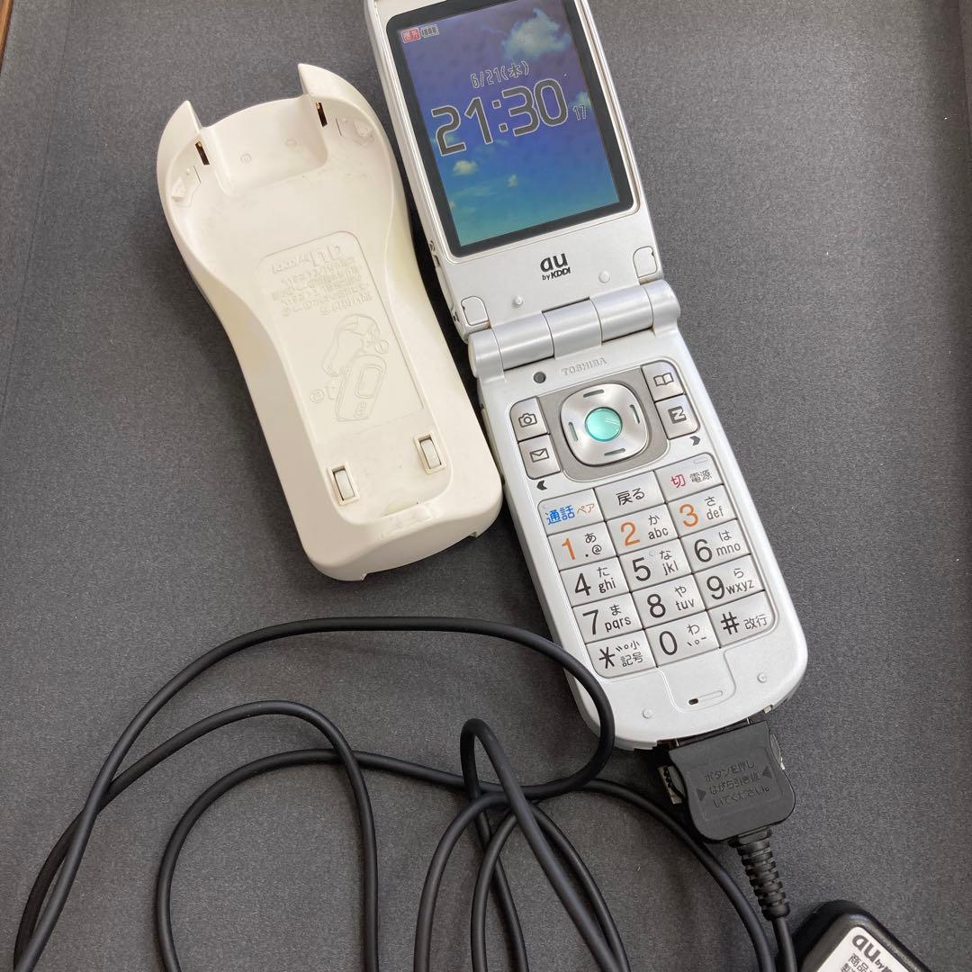 au A5517T シルバー 折りたたみ式携帯電話 本体 - メルカリ