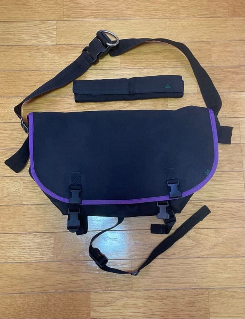 MERメッセンジャーバッグ ブラック/パープル MERメッセンジャーバッグ ブラック/パープルの通販はau PAY マーケット