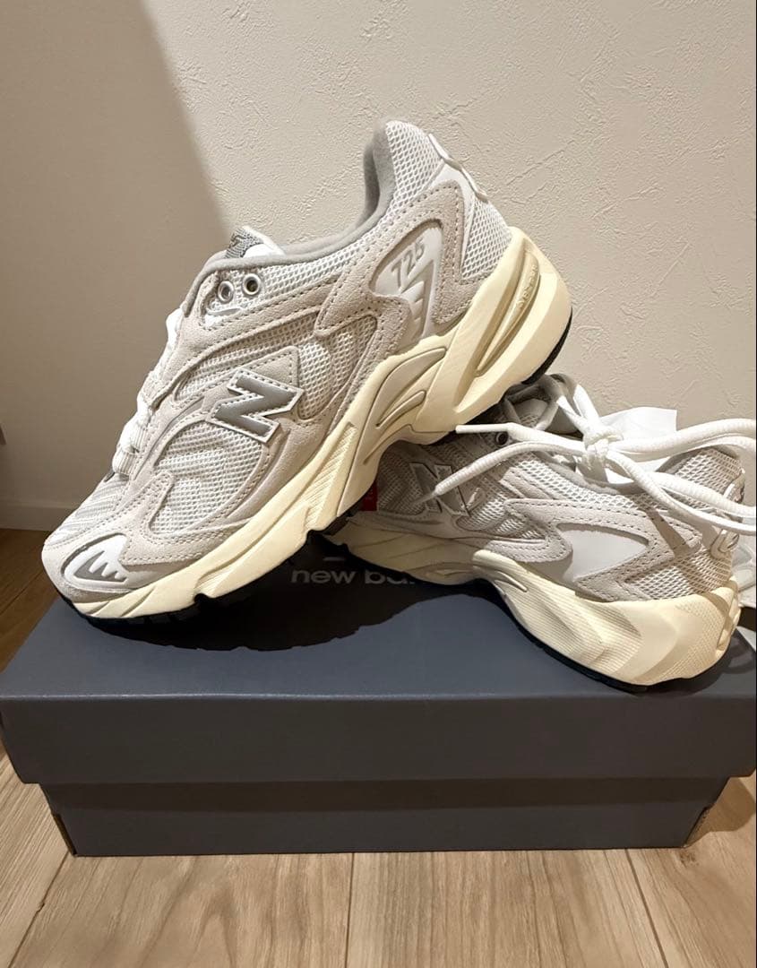 レイ　新品タグ付箱付　23.5cm ニューバランスML725BA アイボリ