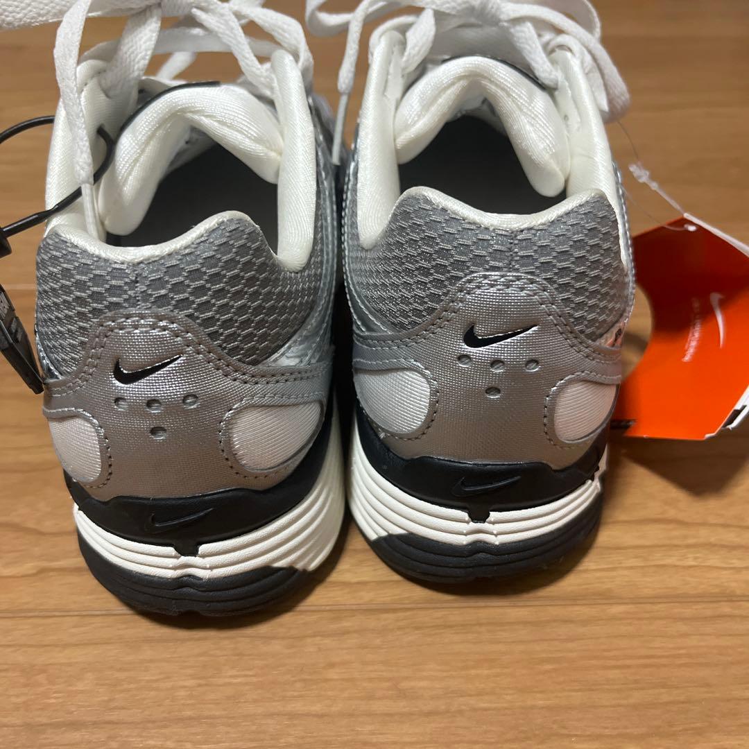 【新品】NIKE P-6000メタリックシルバー　23.5cm タグ、箱有り