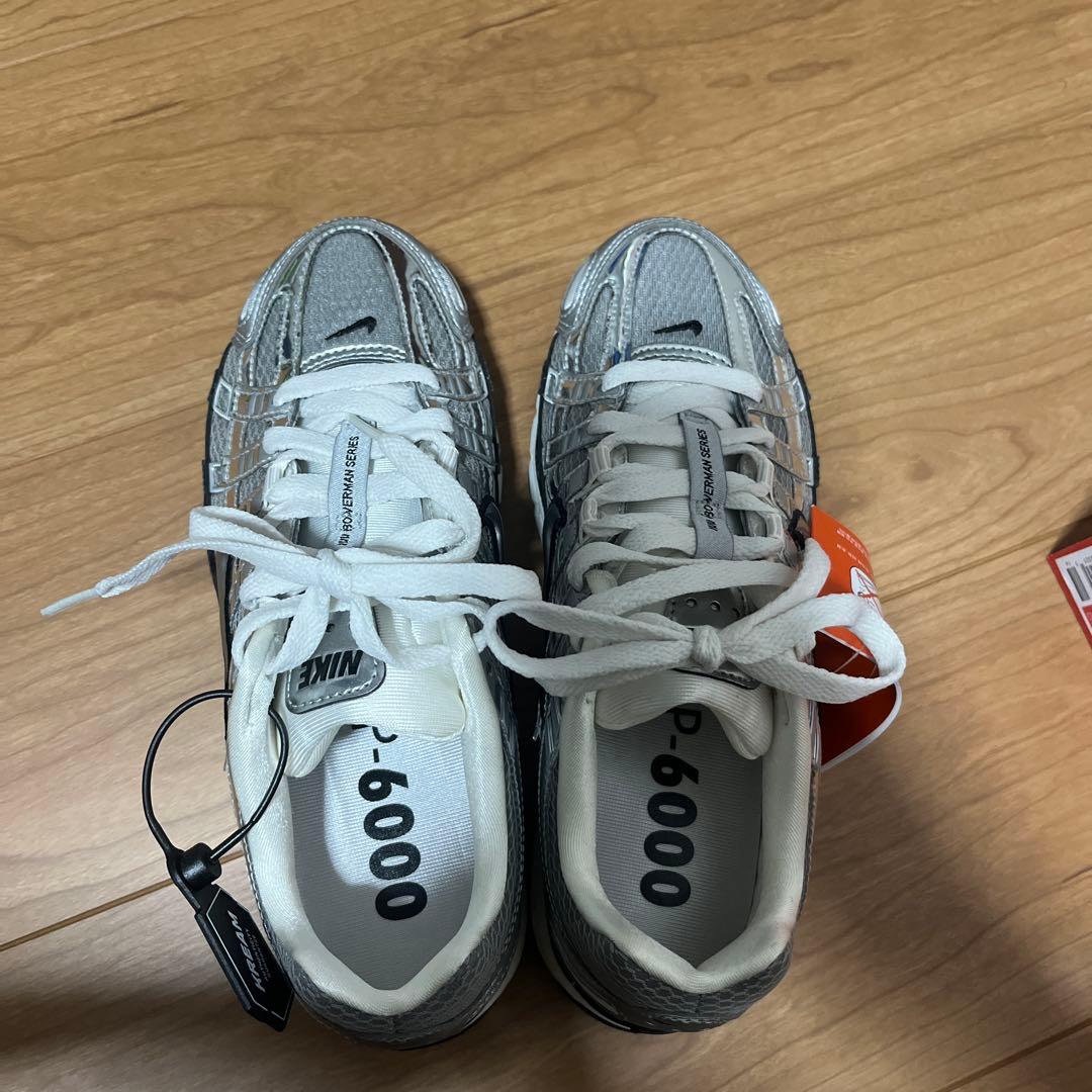 【新品】NIKE P-6000メタリックシルバー　23.5cm タグ、箱有り