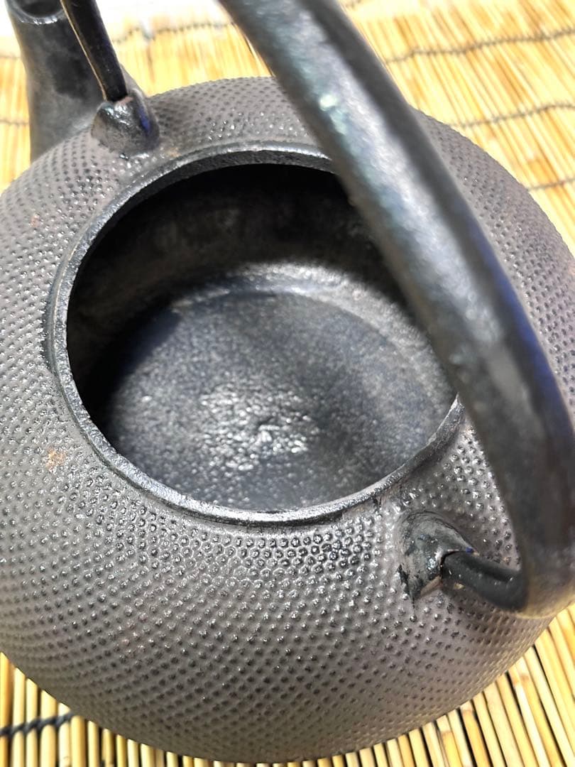 USED品 南部雲南堂鍋元造 15型丸平形アラレ 鉄瓶 南部鉄瓶 南部