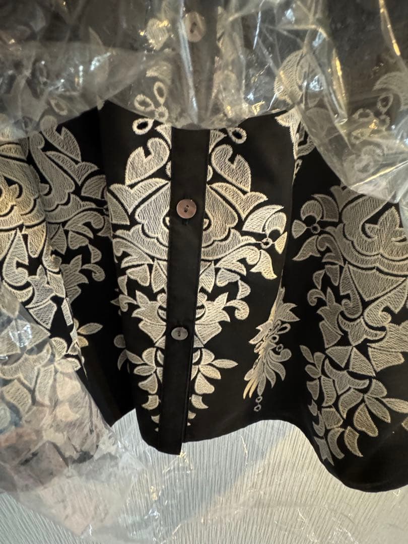 グレースコンチネンタル オーナメントブラウスフレアスリーブ刺繍入り