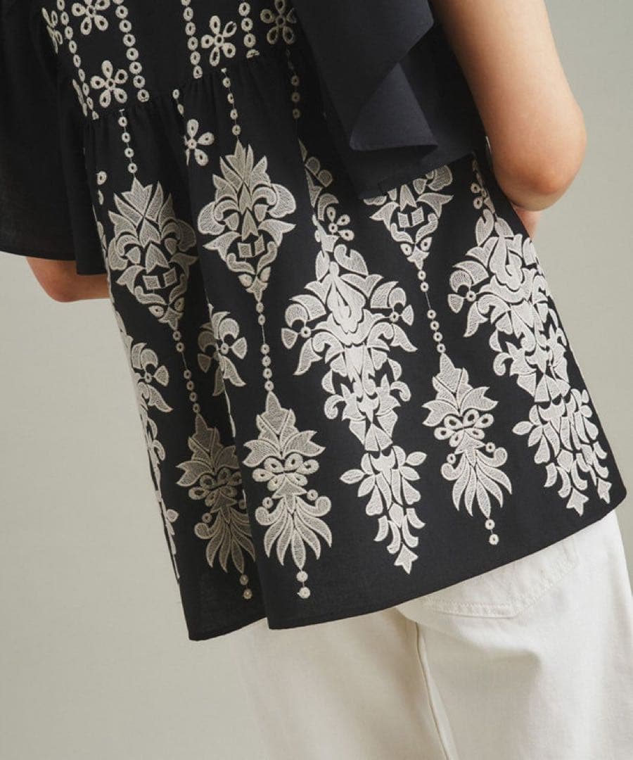 グレースコンチネンタル オーナメントブラウスフレアスリーブ刺繍入り