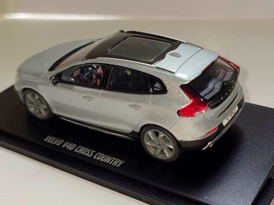 ボルボ V40 クロスカントリー ミニカー 1/43 - メルカリ