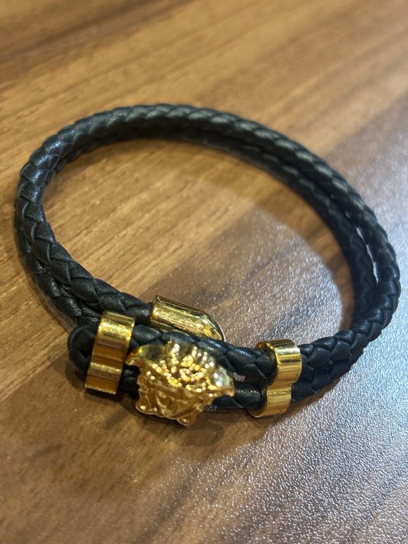 VERSACE ヴェルサーチ　レザー　ブレスレット　メデューサ　フリーサイズ ラ メドゥーサ レザー ブレスレット ブラック | VERSACE JP