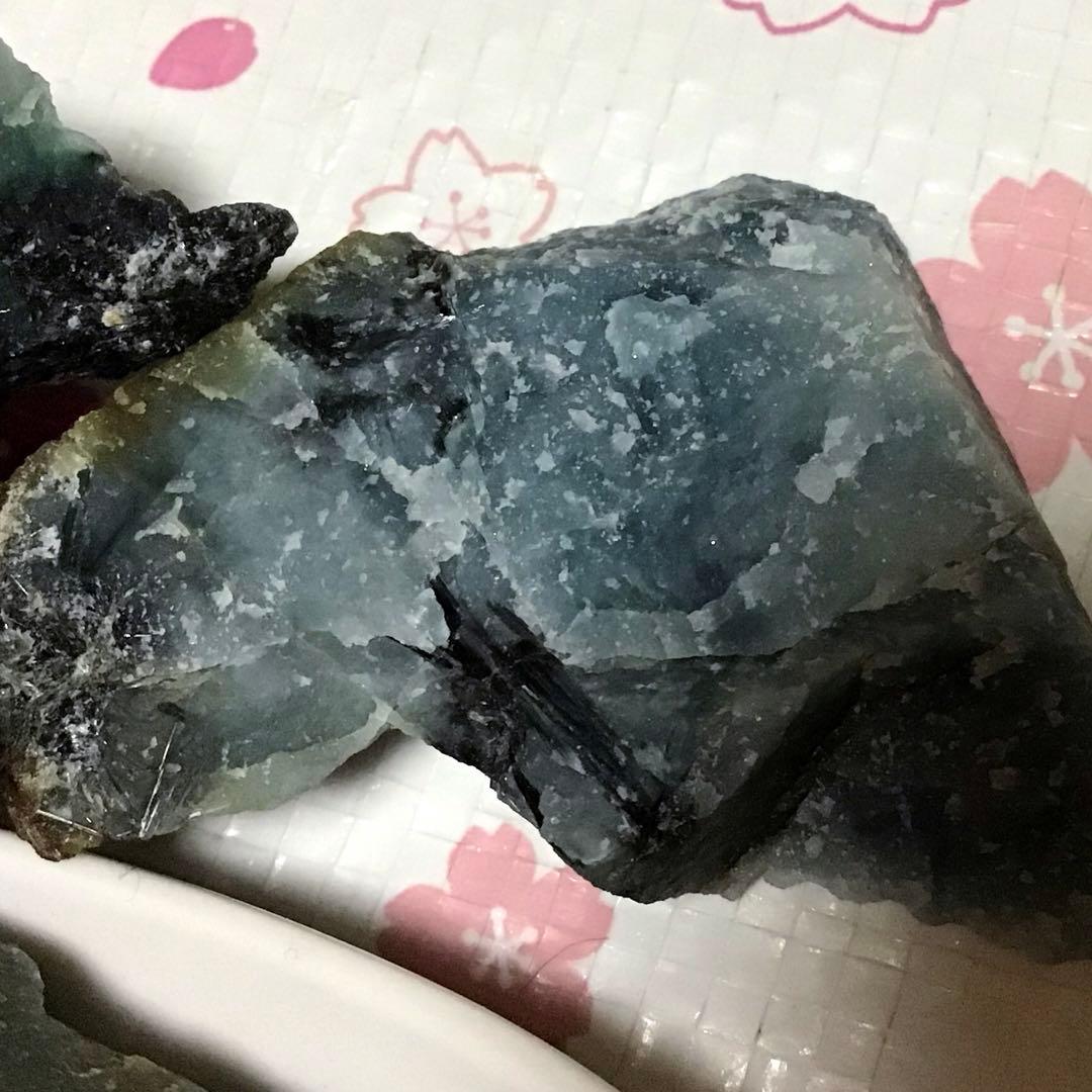 糸魚川翡翠 コン沢 原石 29.6g（101）※茄子紺‼︎ - メルカリ