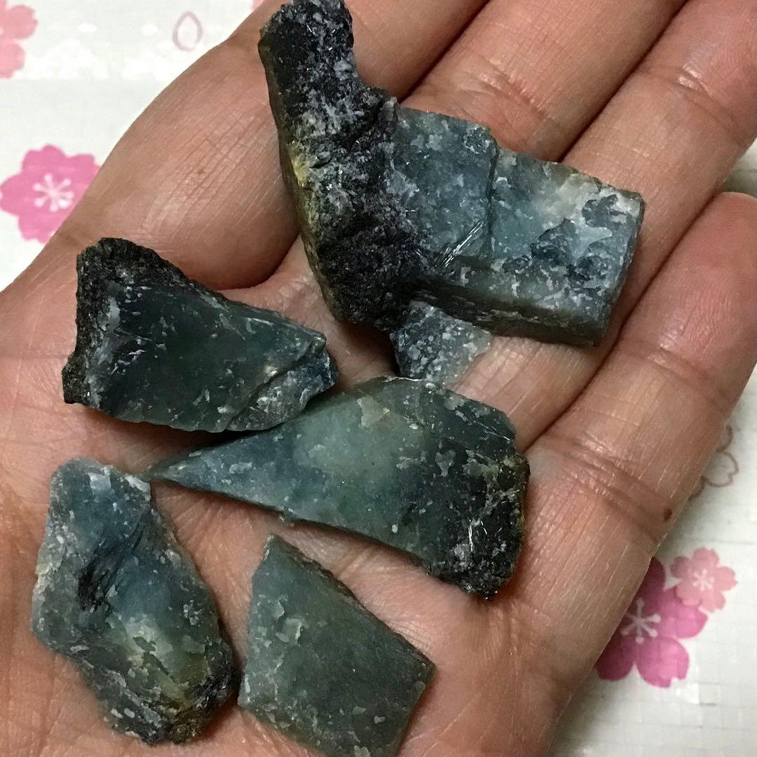 糸魚川翡翠 コン沢 原石 29.6g（101）※茄子紺‼︎ - メルカリ