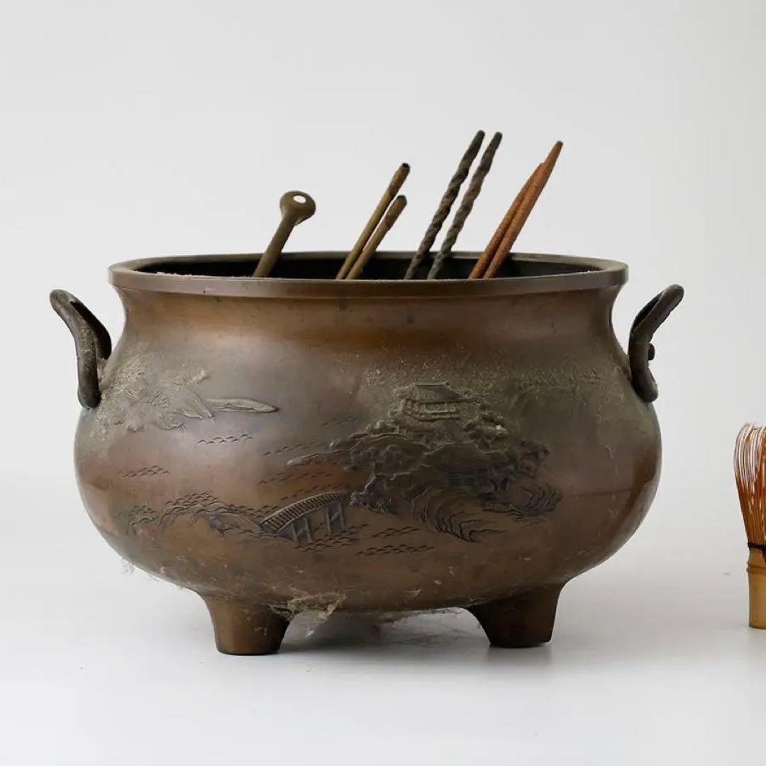 時代年代物 古銅 三つ足 火鉢 瓶掛 盛上 山水楼閣 青海波 図 五徳 火箸 銹絵山水楼閣図火入 | 鶴田 純久の章 お話