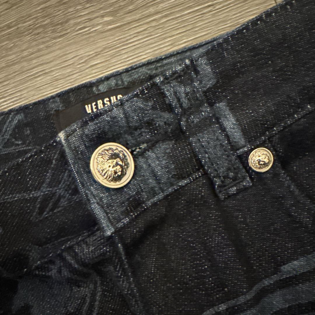 VERSACE グラフィックプリント スキニーデニム 25(Sサイズ)｜2025年