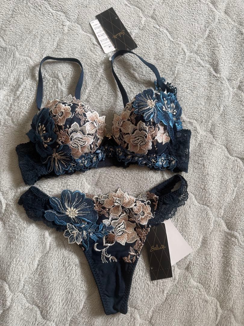 サルート 花柄刺繍 ブラジャーショーツセット - メルカリ