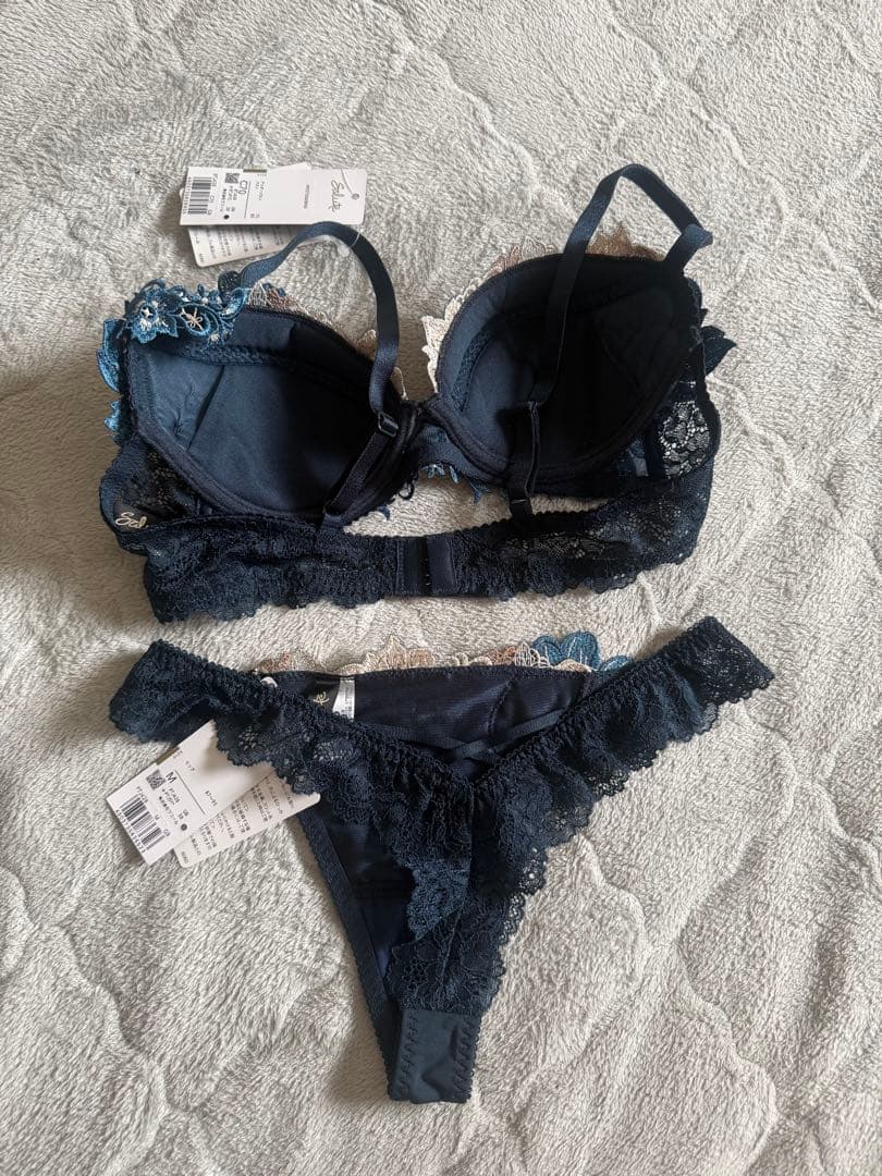 サルート 花柄刺繍 ブラジャーショーツセット - メルカリ