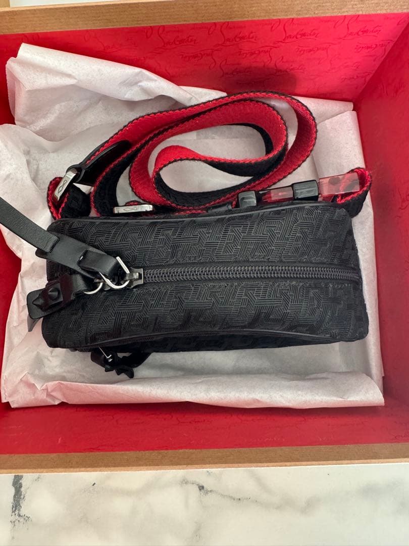 クリスチャンルブタン モノグラムエンボス ブラスター 斜め掛け 1215213