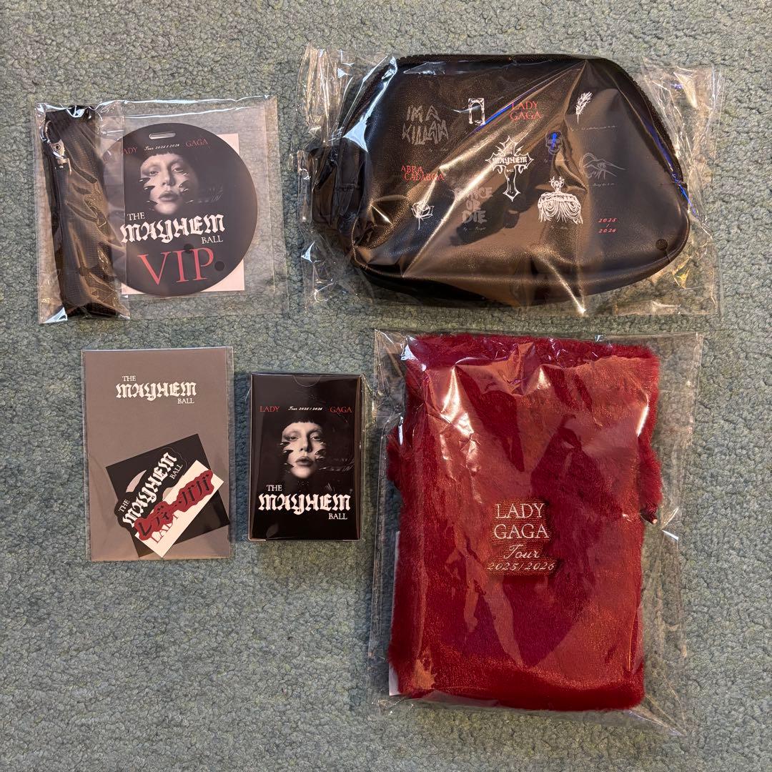 LADY GAGA THE MAYHEM BALL VIP GOLD グッズ