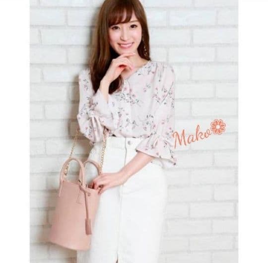 美品* アプワイザーリッシェ 小花プリントブラウス - メルカリ