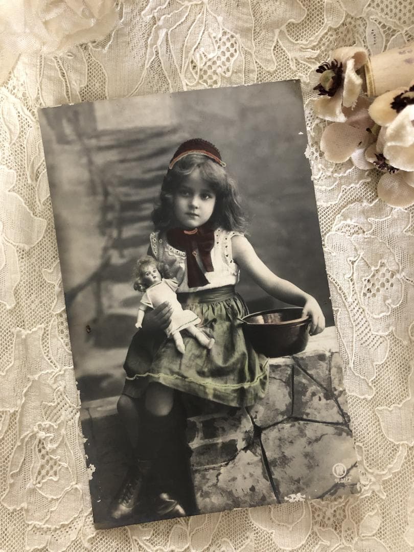 アンティーク ポストカード お人形と美しい少女 アンティークポストカード お人形をあやす美しいドレスの少女 P002