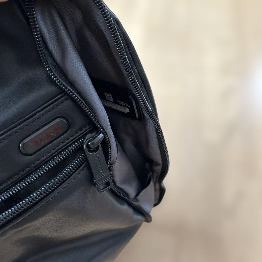 TUMI 96303214D0黒 レザー スリングバッグ - メルカリ