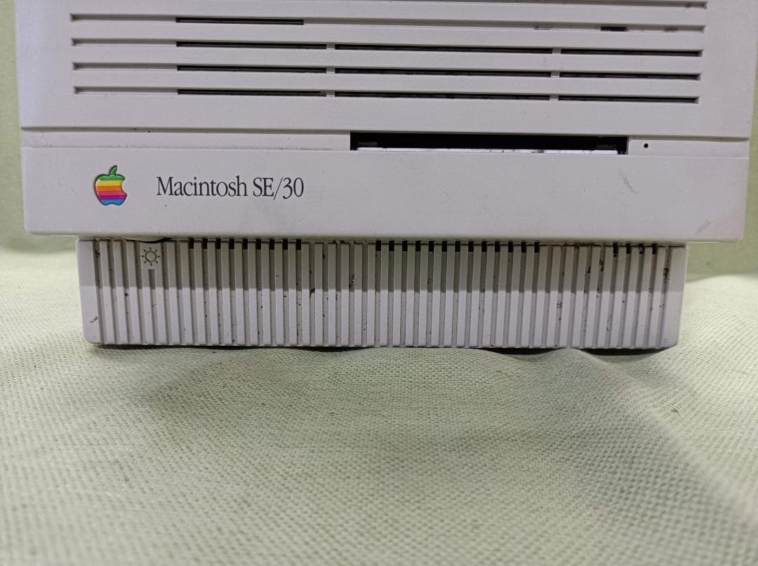 都《MNLAK》Macintosh　SE/30　液晶　キズ多い　レトロ