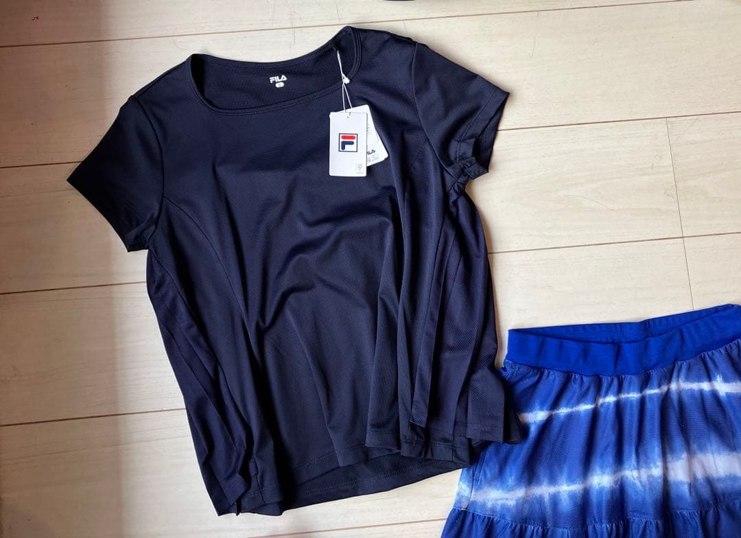 FILAフィラ＊紺のエアリーバックプリーツトップスとタイダイブルース