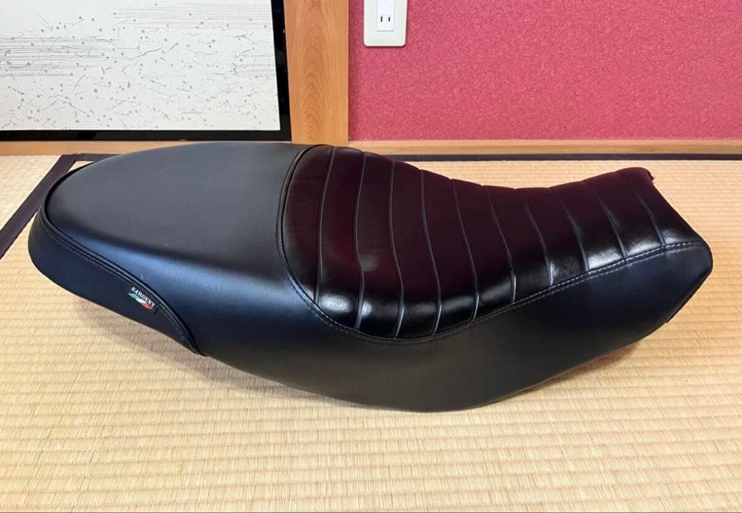 ドゥカティー　スクランブラー 800 サージェント製 タックロールシート 黒皮 DUCATI Scrambler / スクランブラー サージェントシート - P&A