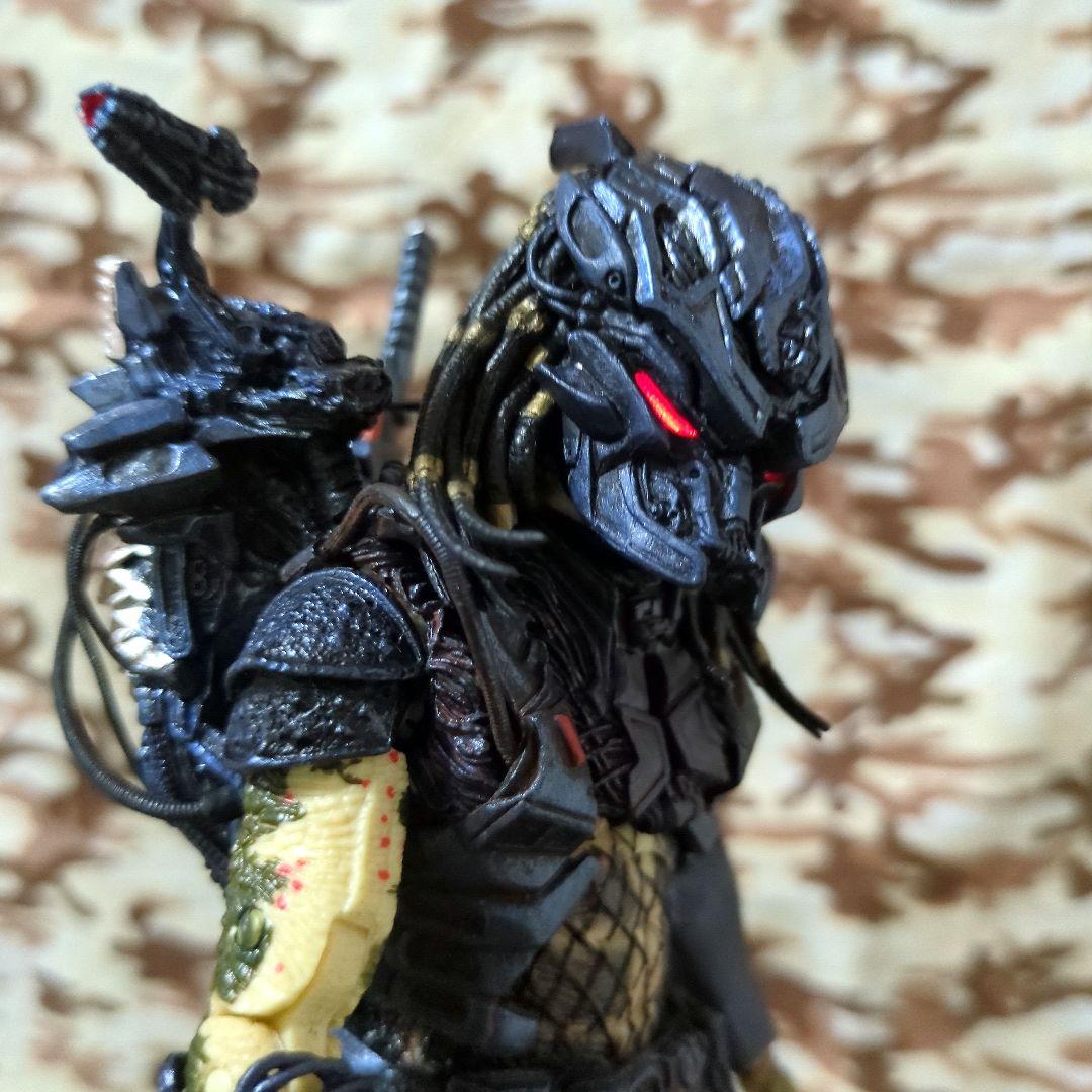 NECA ／アルティメット・アーマードロスト•プレデター《中古開封品》