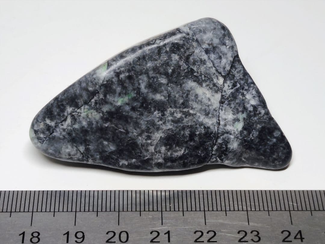 糸魚川143 翡翠 87g ヒスイ 原石 鑑賞石 自然石 誕生石 鉱物 鉱石