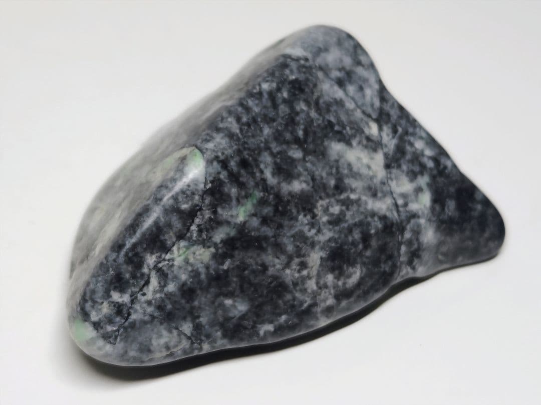 糸魚川143 翡翠 87g ヒスイ 原石 鑑賞石 自然石 誕生石 鉱物 鉱石