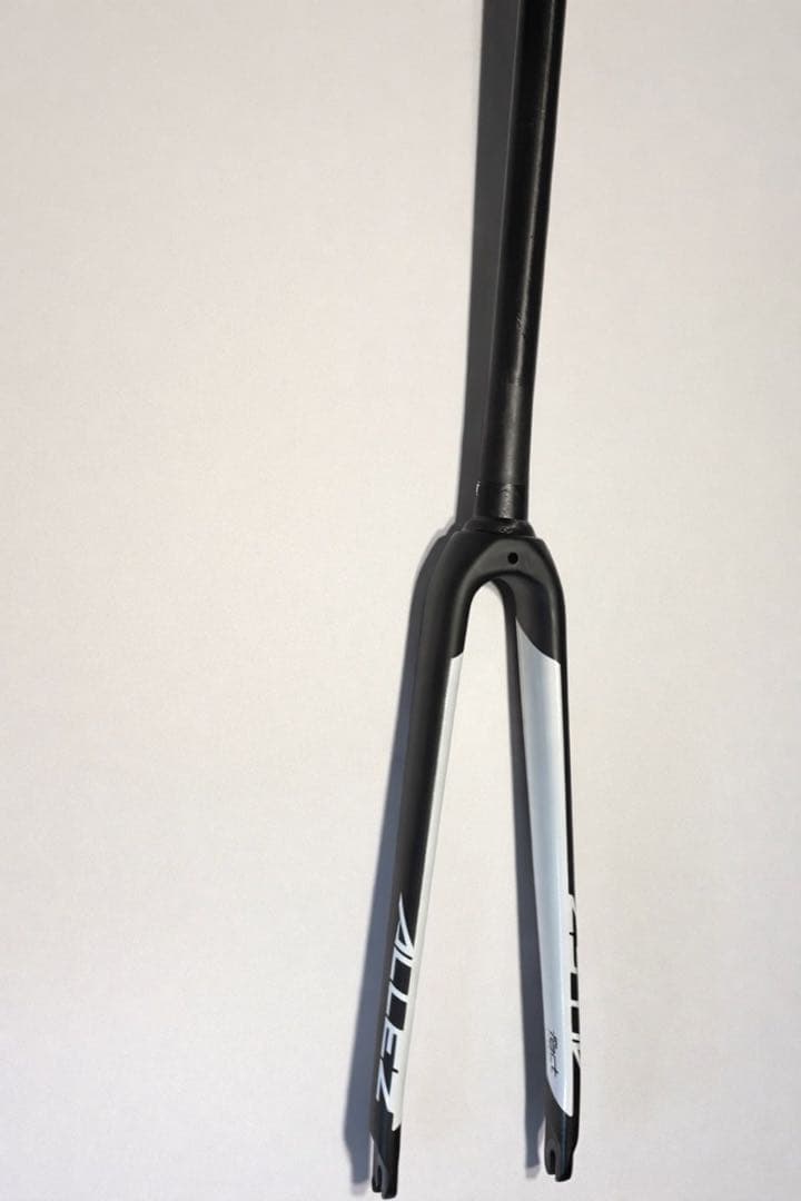 ALLEZ カーボンフォーク 1-1/8,1-3/8 Tapered ALLEZ カーボンフォーク 1-1/8,1-3/8 Tapered - メルカリ