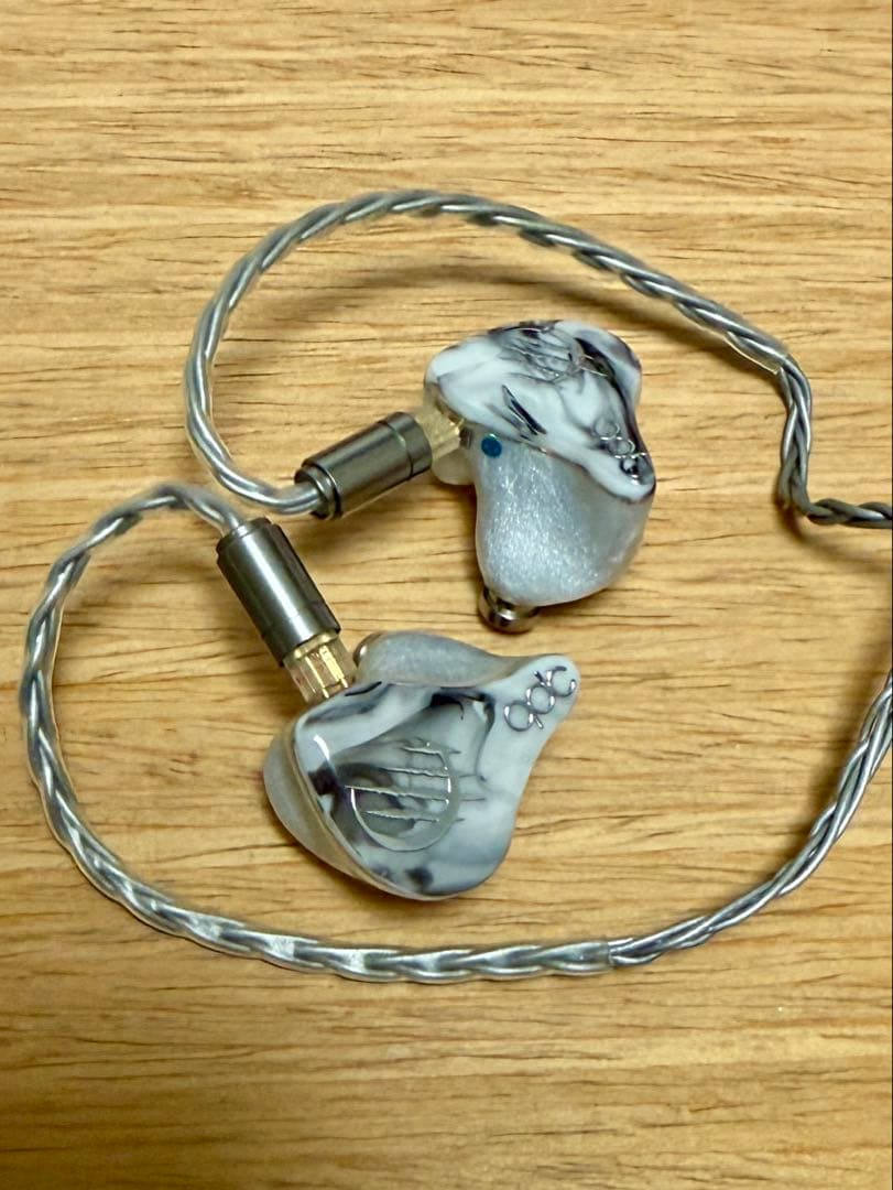 イヤホン qdc WHITE TIGER qdc WHITE TIGER レビュー | 明瞭なサウンドで軽量な装着感の有線イヤホン