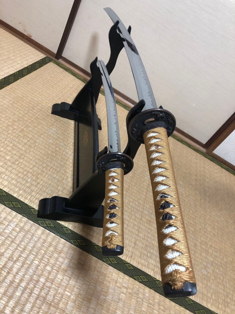 模造刀　大小　刀掛け　セット 楽天市場】【ふるさと納税】模造刀 飾り刀（金茶） 大小セット 刀掛け