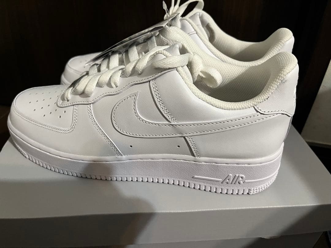 新品未使用タグ付きナイキ NIKE エアフォース1 '07 ホワイト 27cm