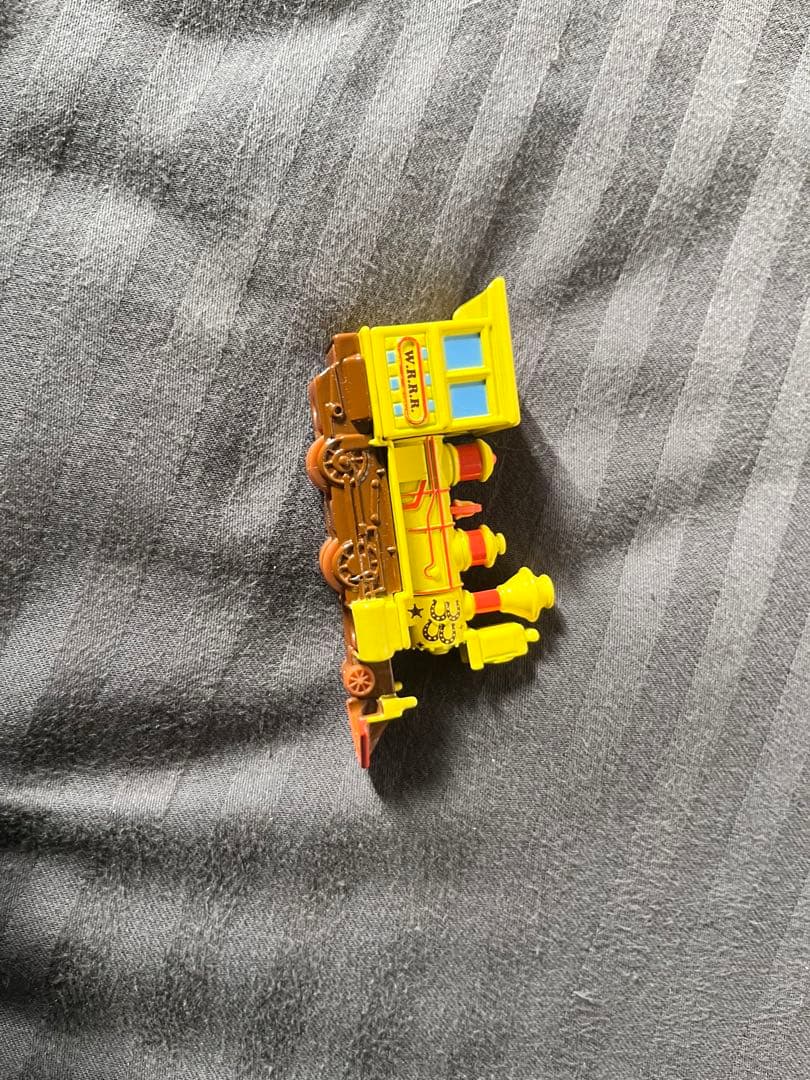 黄色の蒸気機関車ミニカー